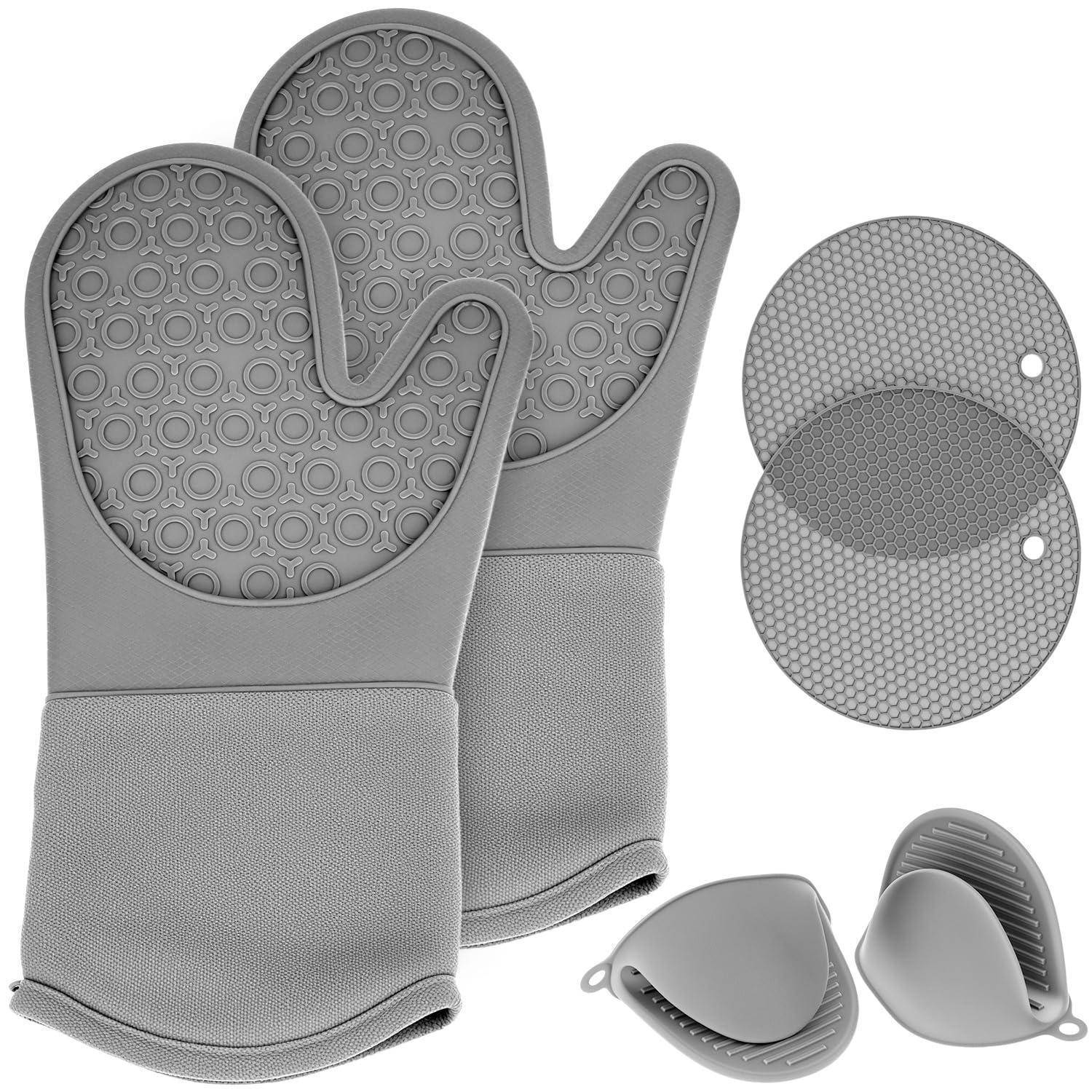 Graue Silikon-Ofenhandschuhe mit strukturierten, hitzebeständigen Griffen, gezeigt mit zwei runden und zwei ovalen passenden Topflappen auf weißem Hintergrund.