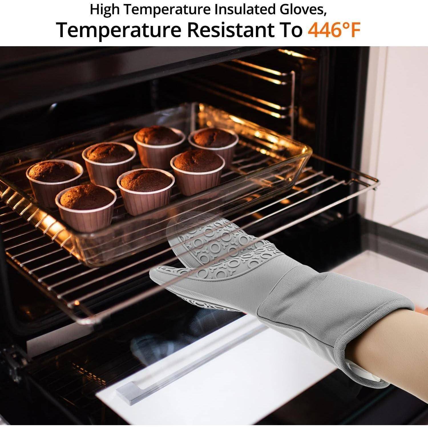 Ofenhandschuh schützt die Hand beim Herausnehmen eines Tabletts mit gebackenen Süßspeisen; der Text lautet „Hochtemperatur-isolierte Handschuhe, temperaturbeständig bis 446°F