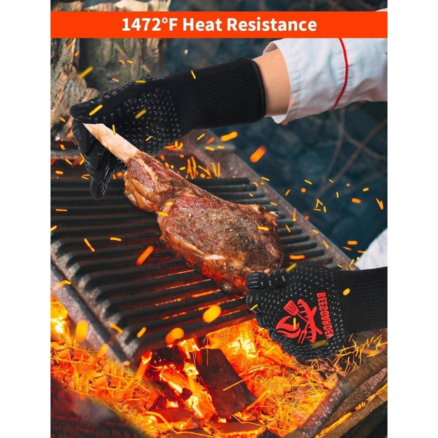 Eine Person, die schwarze hitzebeständige Handschuhe trägt, dreht ein Steak auf einem flammenden Grill um; ein Banner liest „1472°F Hitzebeständigkeit