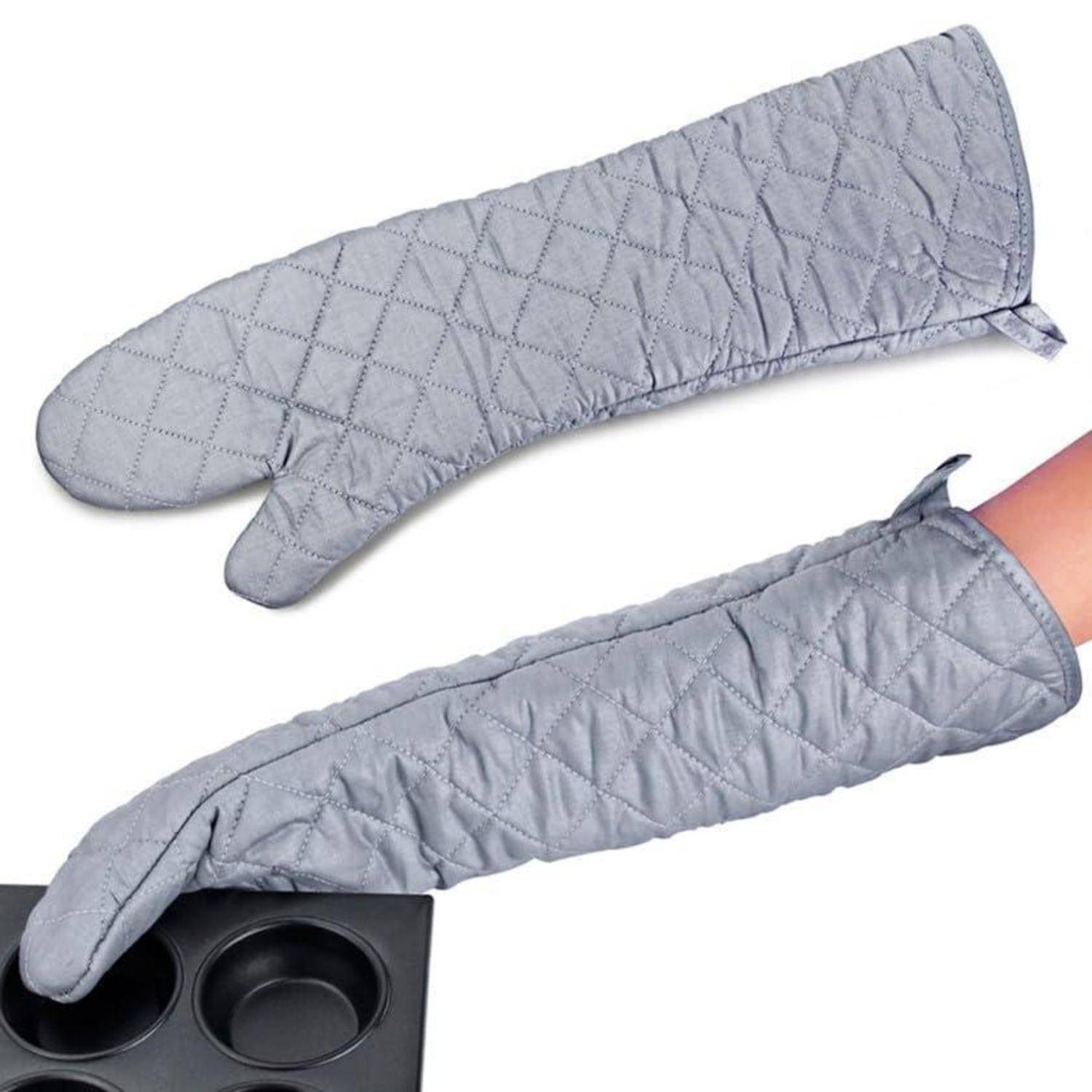 Graue gesteppte Ofenhandschuhe schützen eine Hand beim Hochheben einer heißen Muffinform.