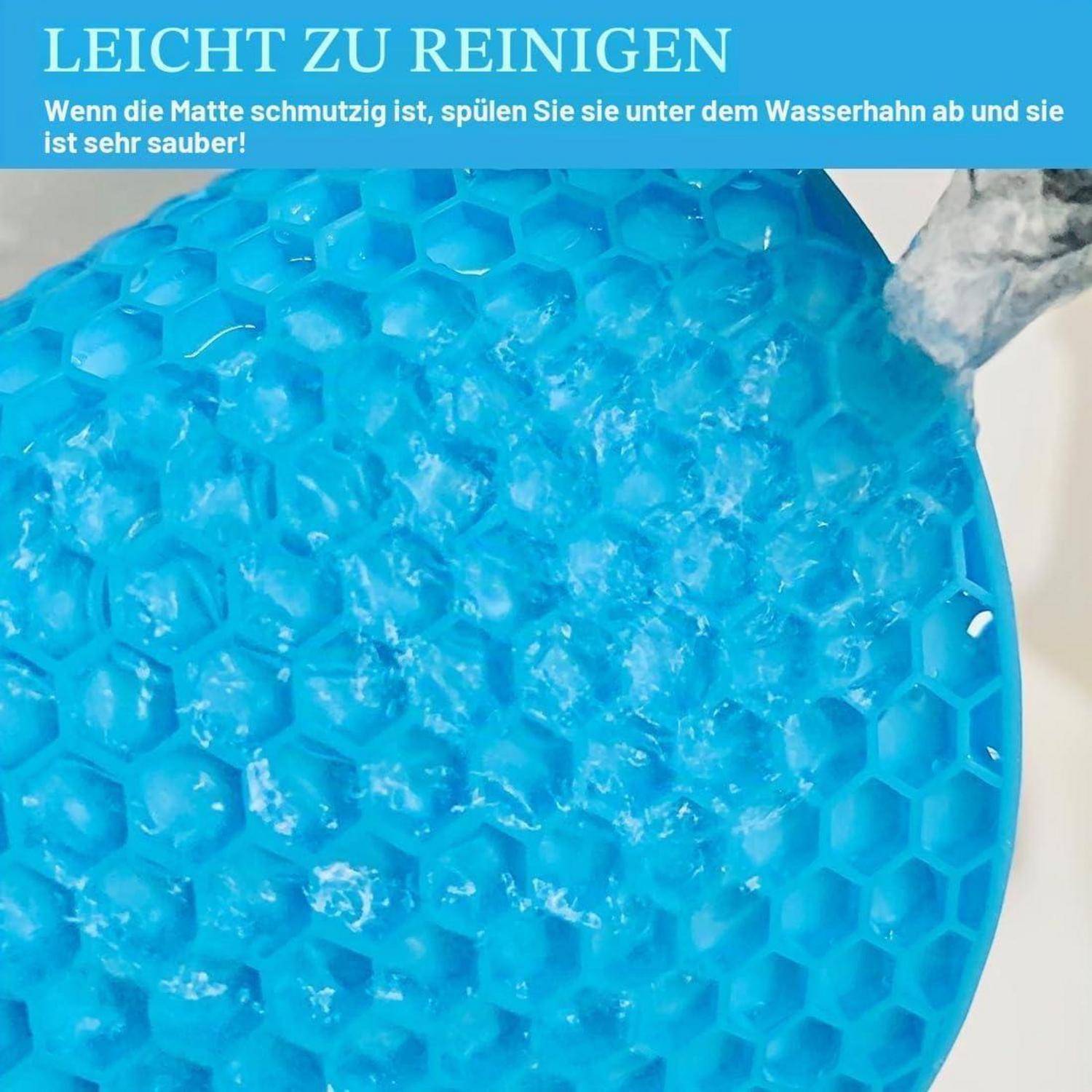Blaue Matte mit Wabentextur wird unter fließendem Wasser gespült; deutscher Text sagt „LEICHT ZU REINIGEN