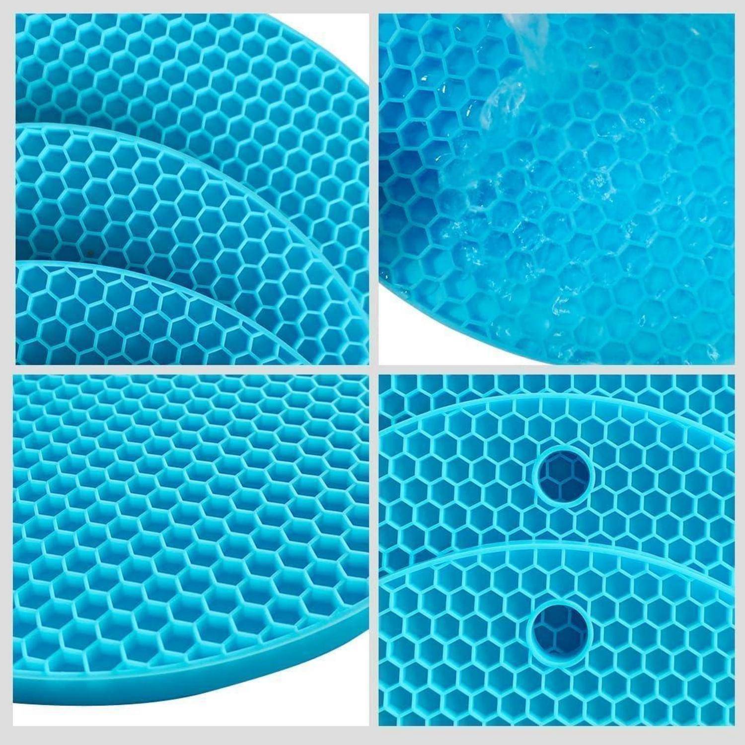 Collage von vier Nahaufnahmen einer blauen Silikonmatte mit Wabentextur, gekrümmten Kanten und zwei runden Löchern, die in einem Panel sichtbar sind.