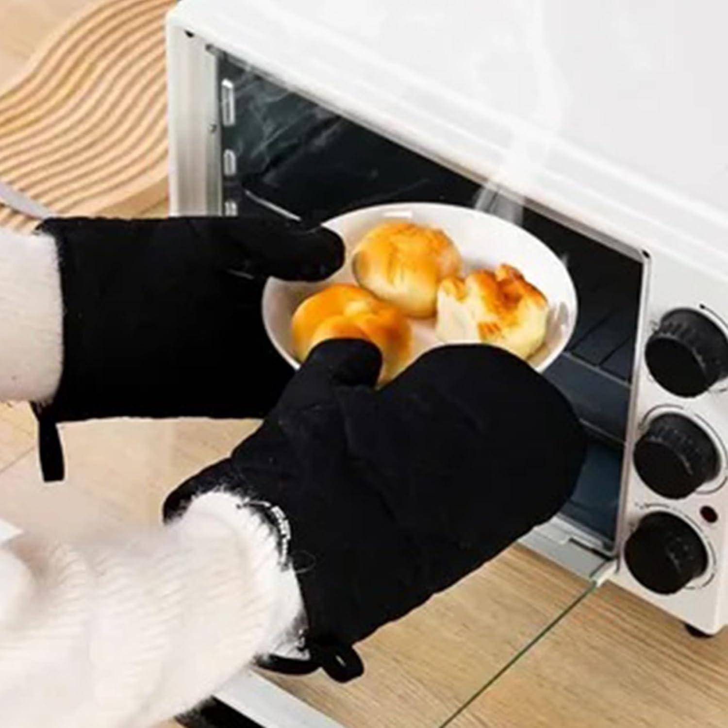 Eine Person mit schwarzen Ofenhandschuhen nimmt einen Teller mit gebackenen Brötchen aus einem Toasterofen.