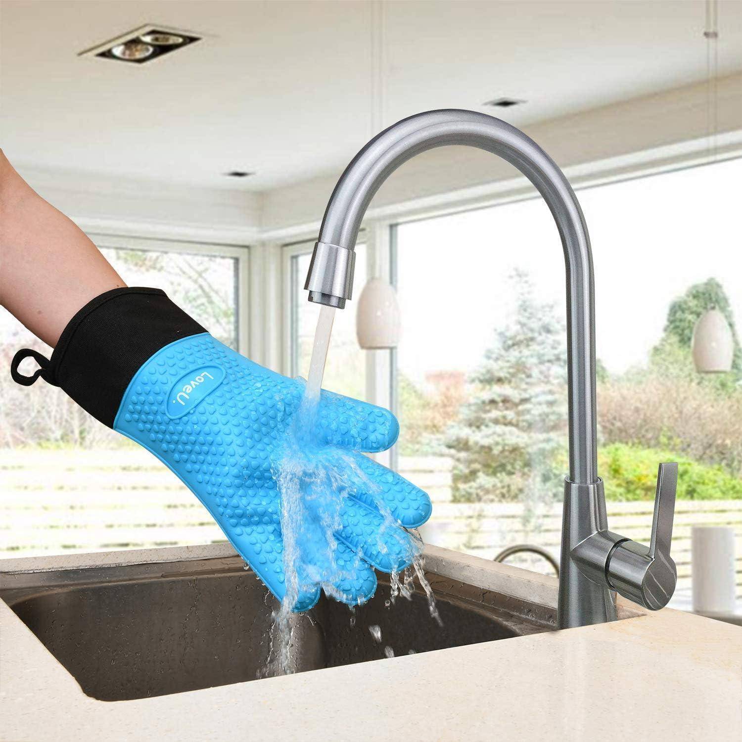 Blauer Silikon-Ofenhandschuh unter fließendem Wasserhahn in der Küche, wird über einem Spülbecken ausgespült.