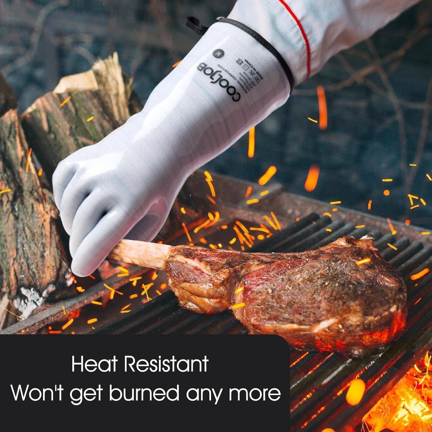 Behandschuhte Hand dreht Steak auf einem Grill mit Funken; Text sagt „Hitzebeständig