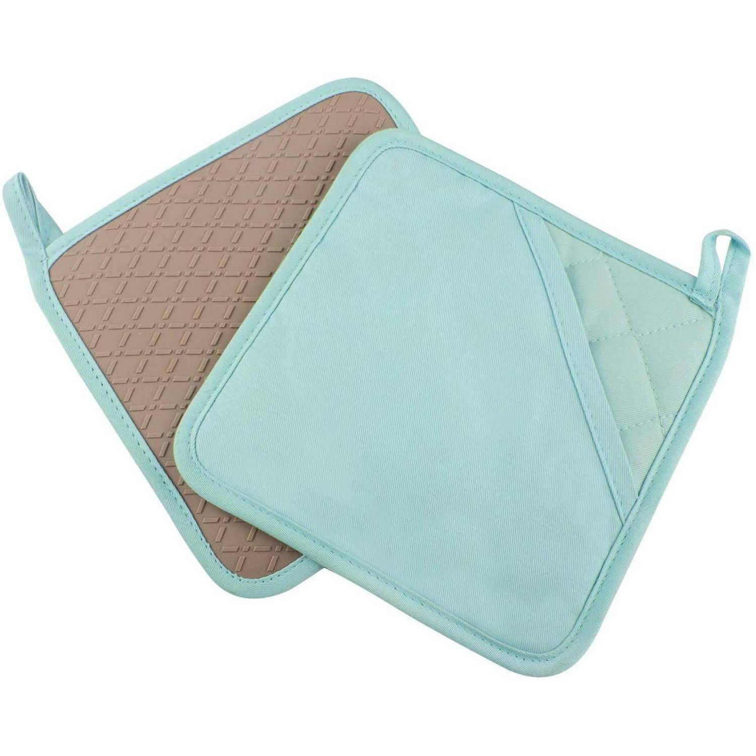 Zwei türkisfarbene quadratische gesteppte Topflappen mit Aufhängeschleifen, einer zeigt die beige strukturierte hitzebeständige Seite.