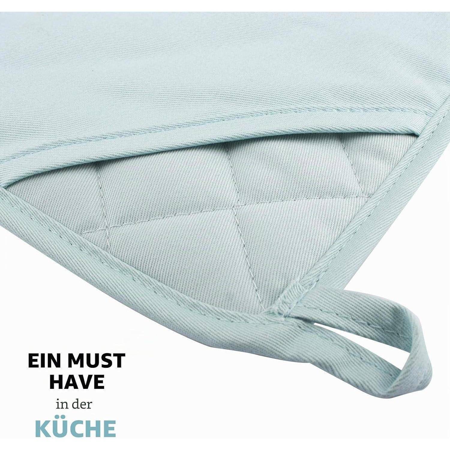 Ein hellblaues gestepptes Ofenhandschuh mit Schlaufengriff und dem Text „EIN MUST HAVE in der KÜCHE