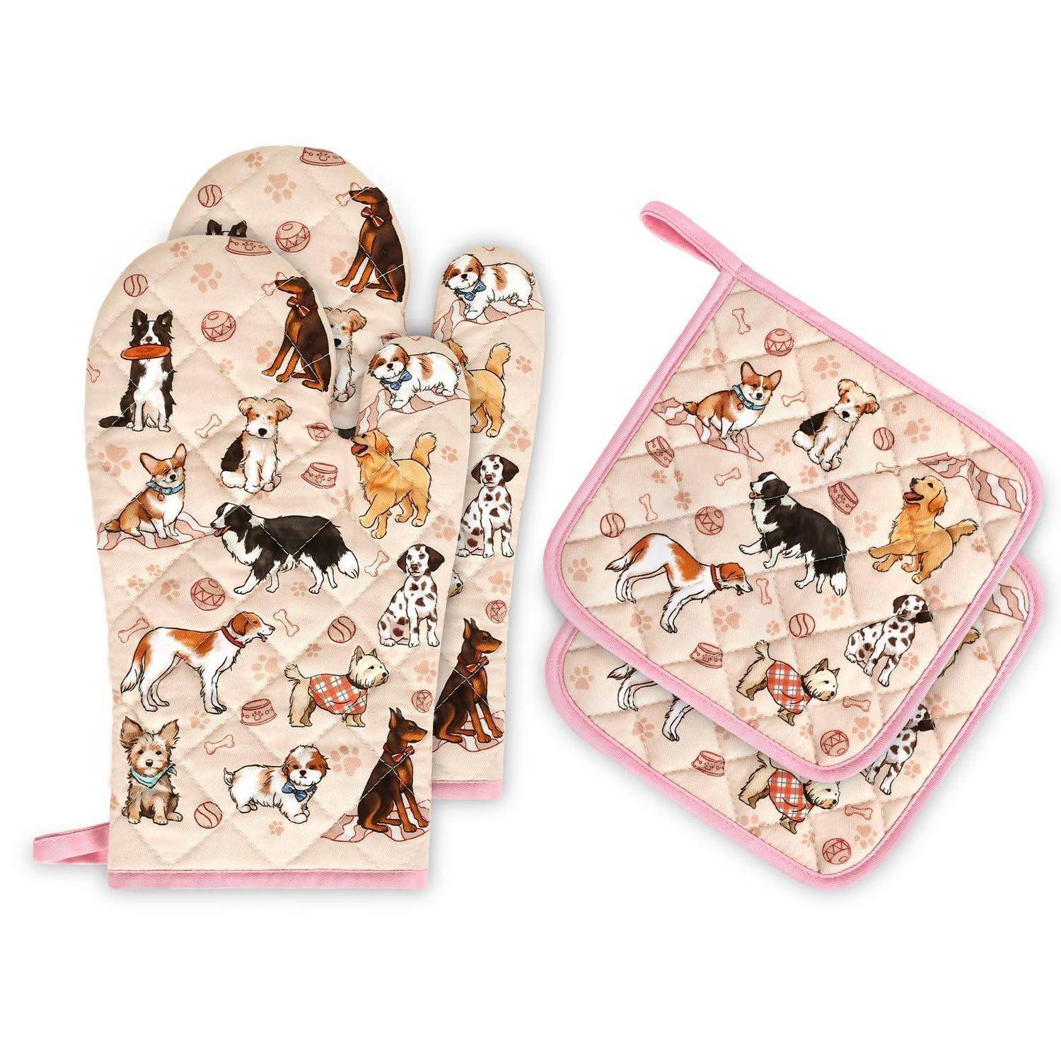 Hundemuster-bedruckte rosa gesteppte Ofenhandschuhe und passende Topflappen auf weißem Hintergrund.