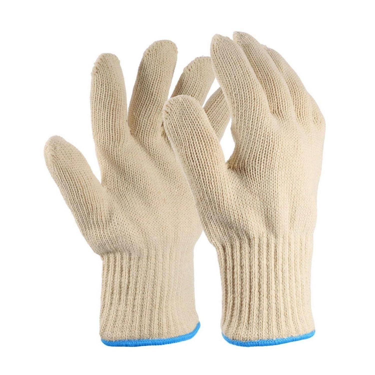 Paar beige gestrickte Arbeitshandschuhe mit blauen Bündchen auf weißem Hintergrund.