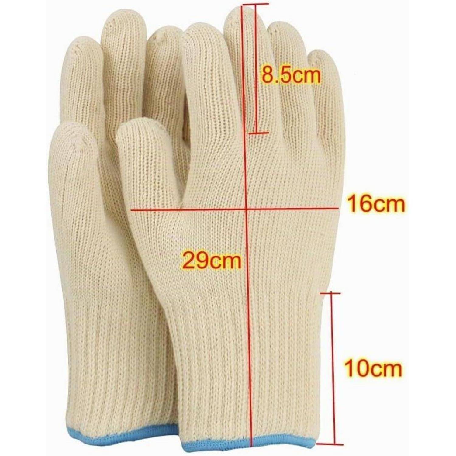 Paar beige Strickhandschuhe mit roten Messlinienn gekennzeichnet mit 29cm Länge, 16cm Breite, 8,5cm Fingerlänge und 10cm Stulpenlänge.