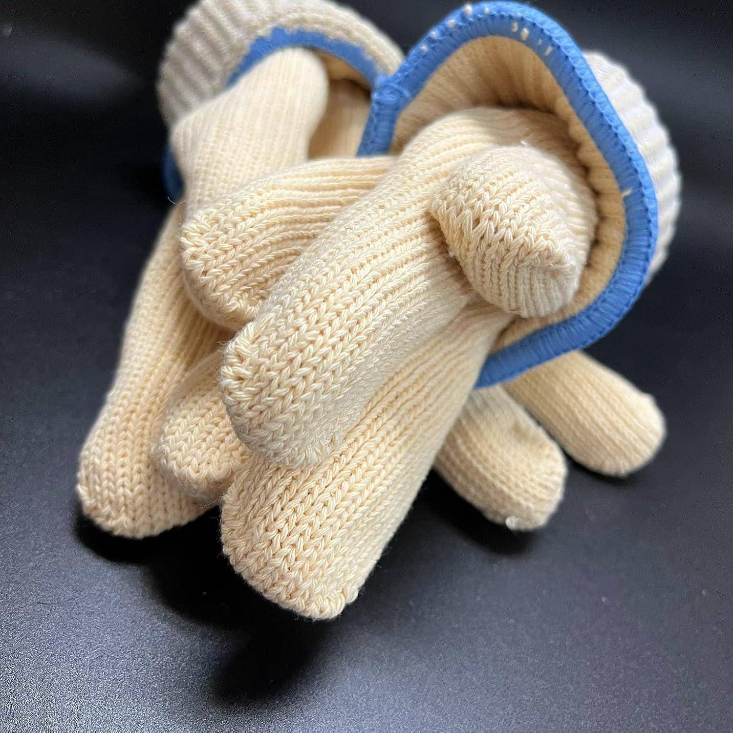 Paar beige Strickarbeitshandschuhe mit blauen Manschetten auf einer dunklen Oberfläche, zusammen gebündelt dargestellt.