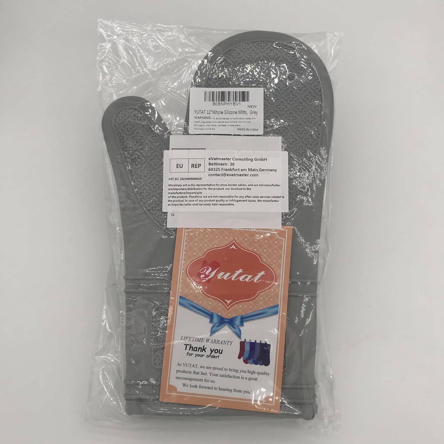 Ein verpacktes graues Paar Filzeinlagen mit Etiketten und einer Dankeskarte in einer durchsichtigen Plastiktüte.
