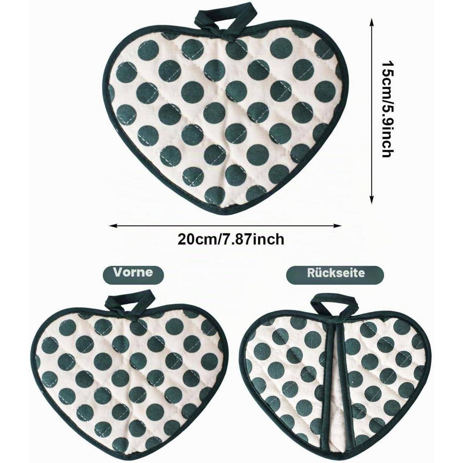 Herzförmiger gesteppter Topflappen mit grünen Punkten, von vorne und hinten gezeigt, 20 cm breit und 15 cm hoch.