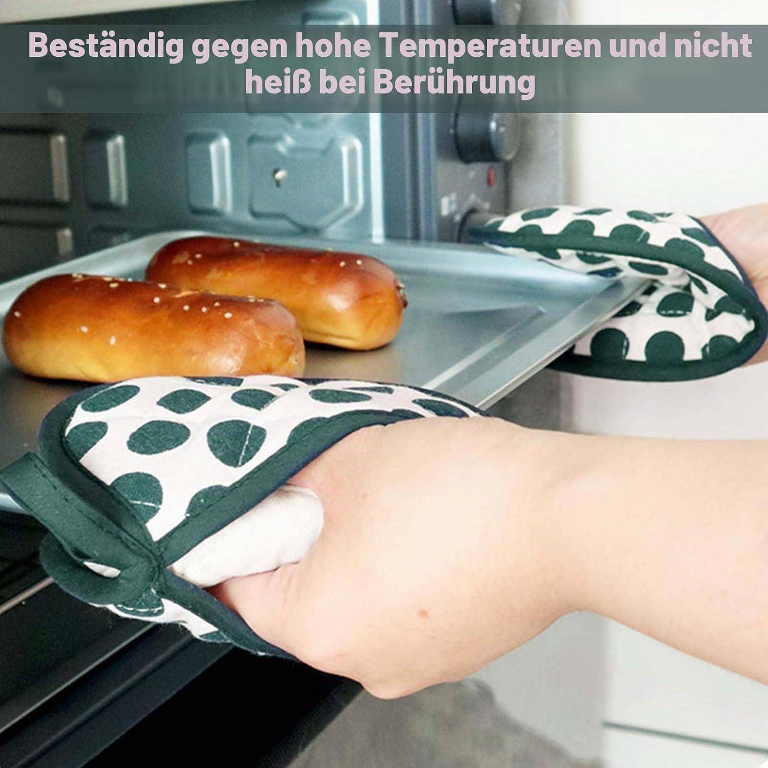 Ofenhandschuhe entfernen sicher ein Tablett mit Brötchen aus einem heißen Ofen; der deutsche Text sagt, dass sie hohen Temperaturen widerstehen und sich kühl anfühlen.