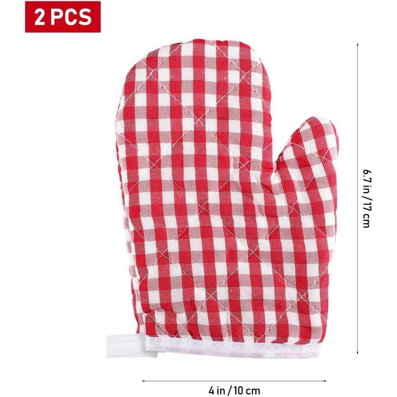 Zwei rot-weiß karierte Ofenhandschuhe, gekennzeichnet mit „2 STK