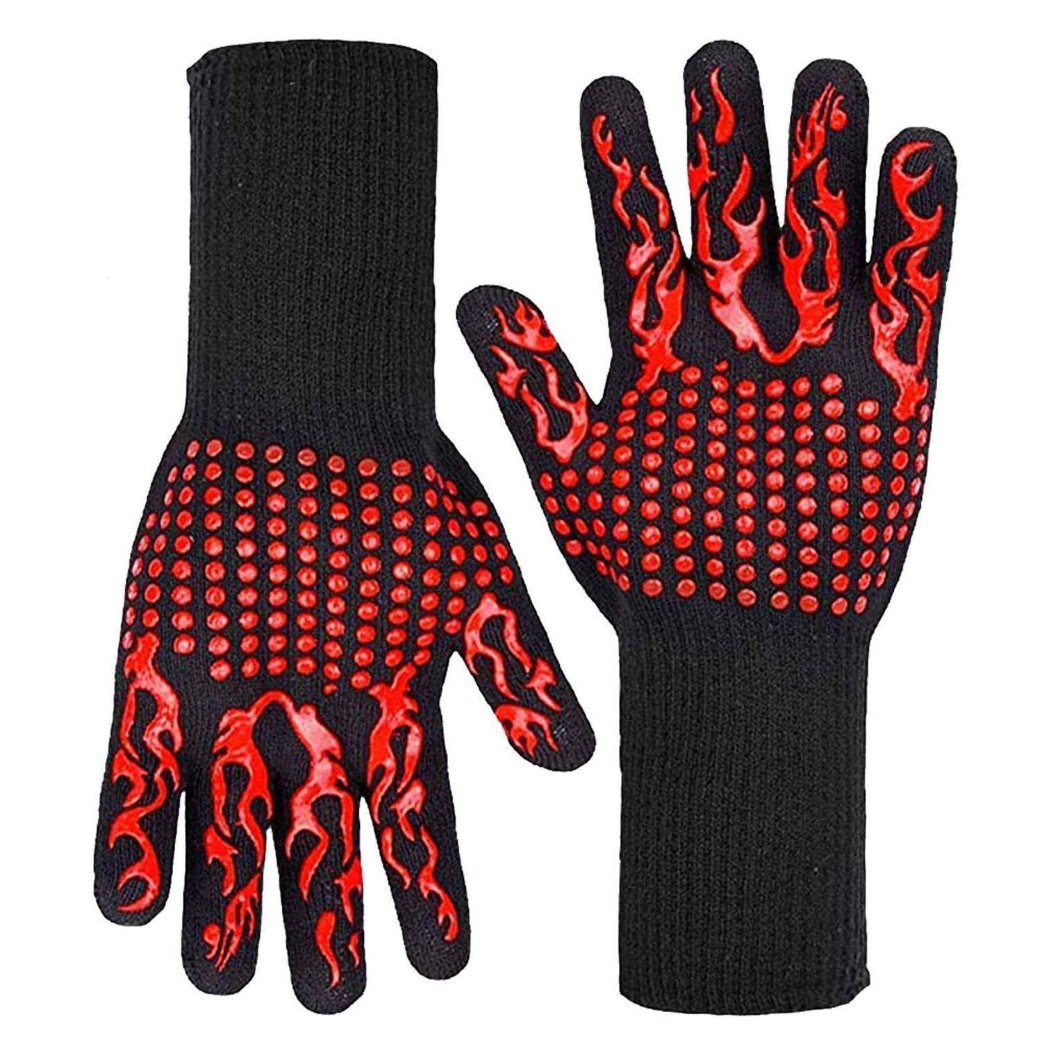 Paar schwarze Strickhandschuhe mit roten Flammenmuster und gepunkteten Griffpolstern auf den Handflächen, von vorne und hinten auf weißem Hintergrund abgebildet.