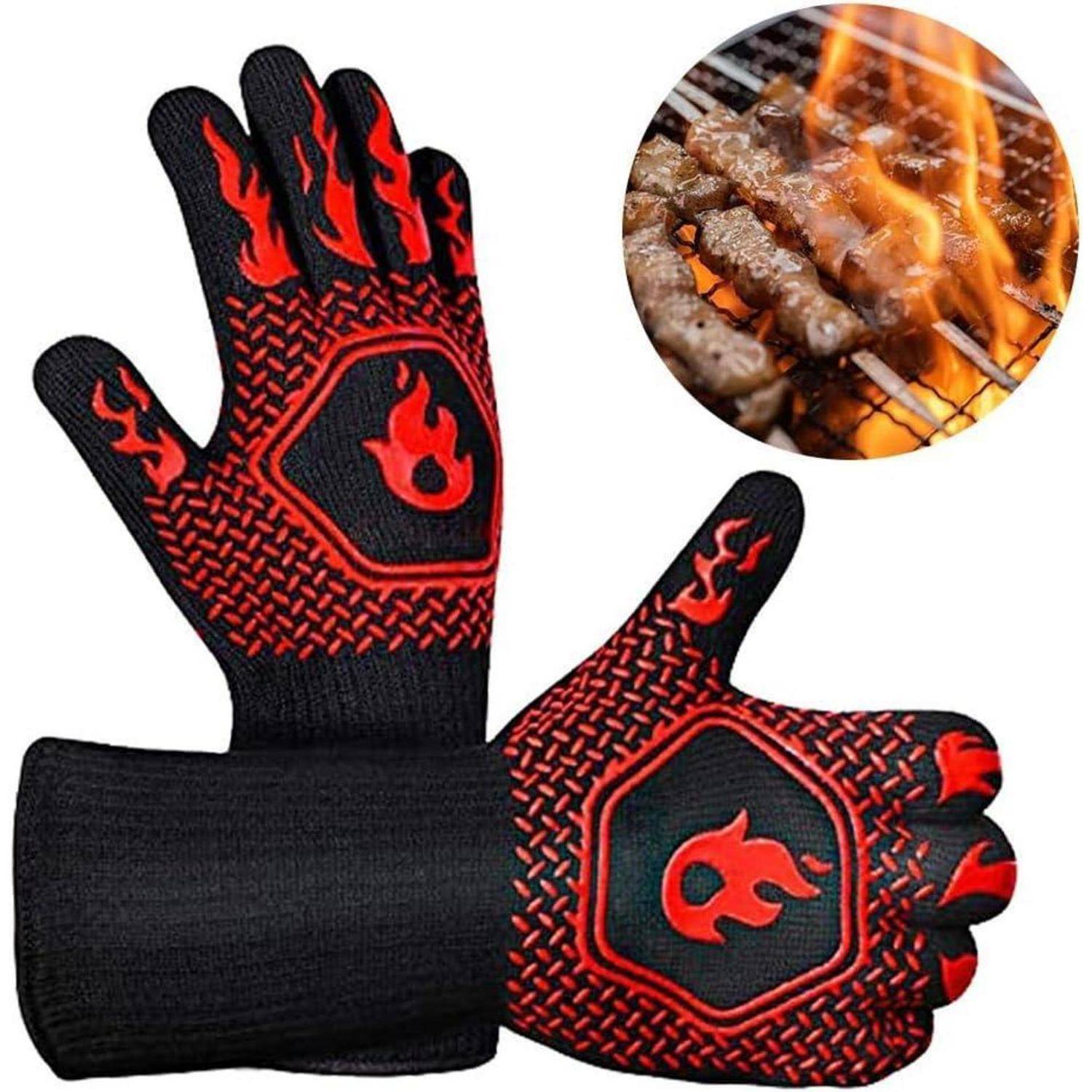 Paar schwarze und rote hitzebeständige Grillhandschuhe gezeigt mit einer kleinen Detailansicht von Fleisch über Flammen auf einem Grillrost.