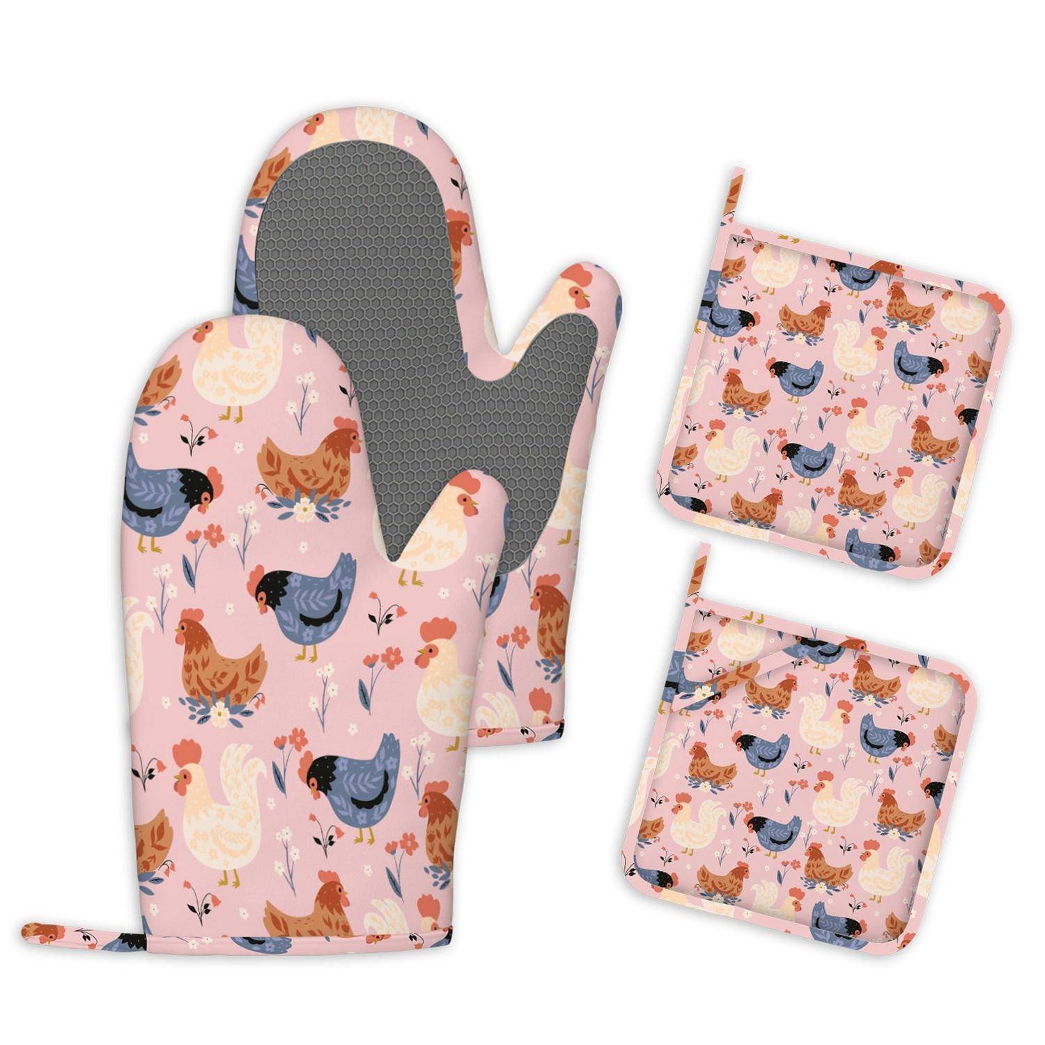 Rosa Ofenhandschuhe mit Hühnchenmuster und passende Topfuntersetzer mit grauer wärmbeständiger Fütterung, dargestellt als Küchenzubehör-Set.