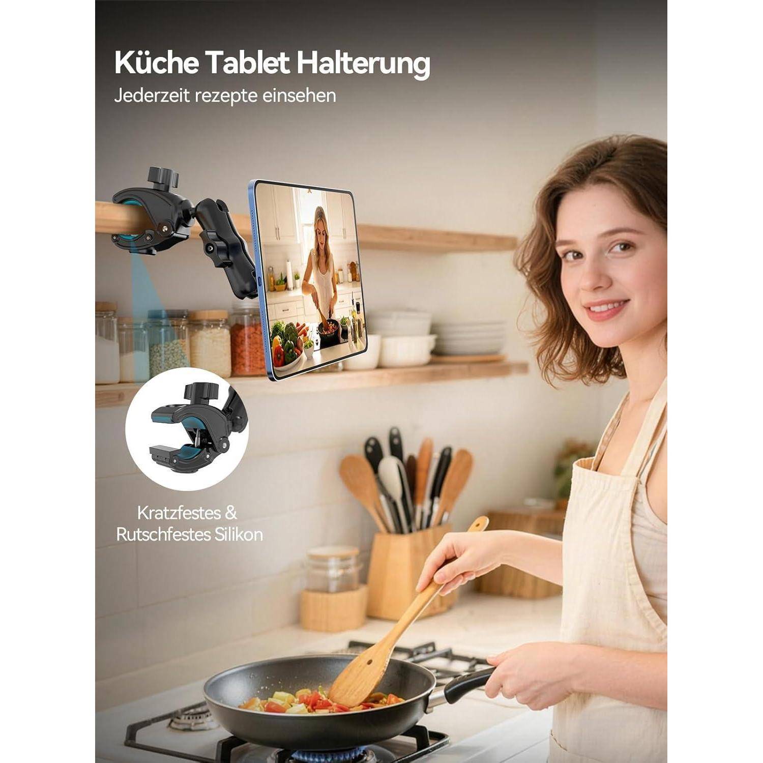 Tablet-Halterung für die Küche, die auf einem Regal über dem Herd montiert ist und ein Tablet zum Anzeigen von Rezepten hält; deutscher Text sagt „Küche Tablet Halterung" und „Jederzeit Rezepte einsehen"", mit Silikon, rutschfest, kratzerfreiem Funktionsmerkmalen.