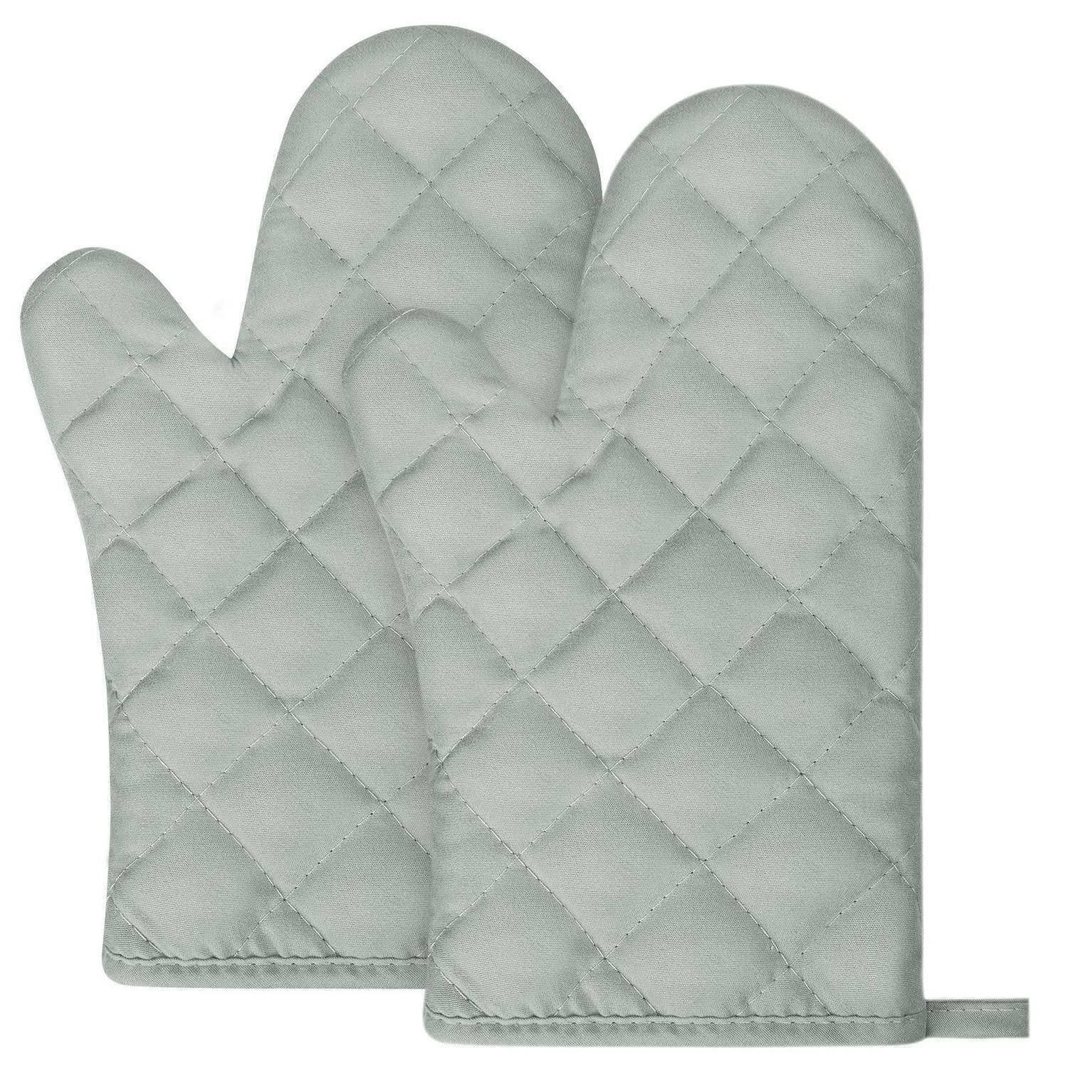 Paar leichte graukarierte Topfhandschuhe auf weißem Hintergrund mit Aufhängeschleifen an den Manschetten.