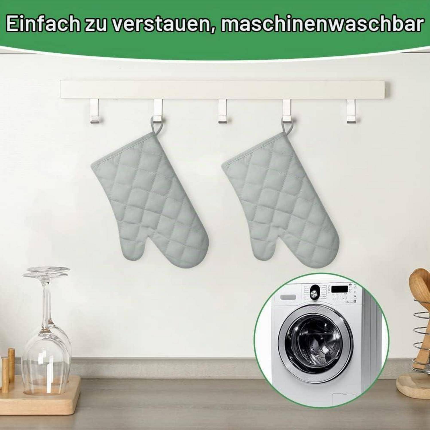 Zwei graue gesteppte Ofenhandschuhe hängen an einem Wandregal; der Text besagt „Einfach zu verstauen, maschinenwaschbar