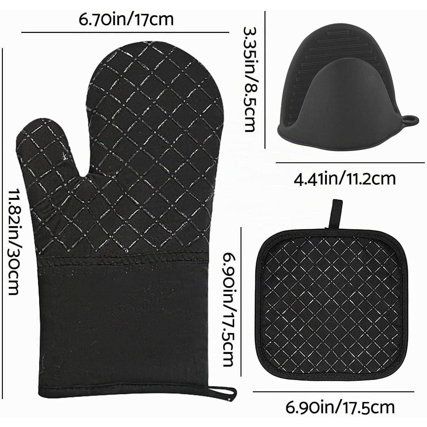 Größentabelle eines schwarzen gesteppten Ofenhandschuhs und passenden Topfuntersetzer mit Maßen des Handschuhs 11,82 x 6,70 Zoll und des Untersetzer 6,90 x 6,90 Zoll; Silhouette des Ofenhandschuhs in Seitenansicht dargestellt.