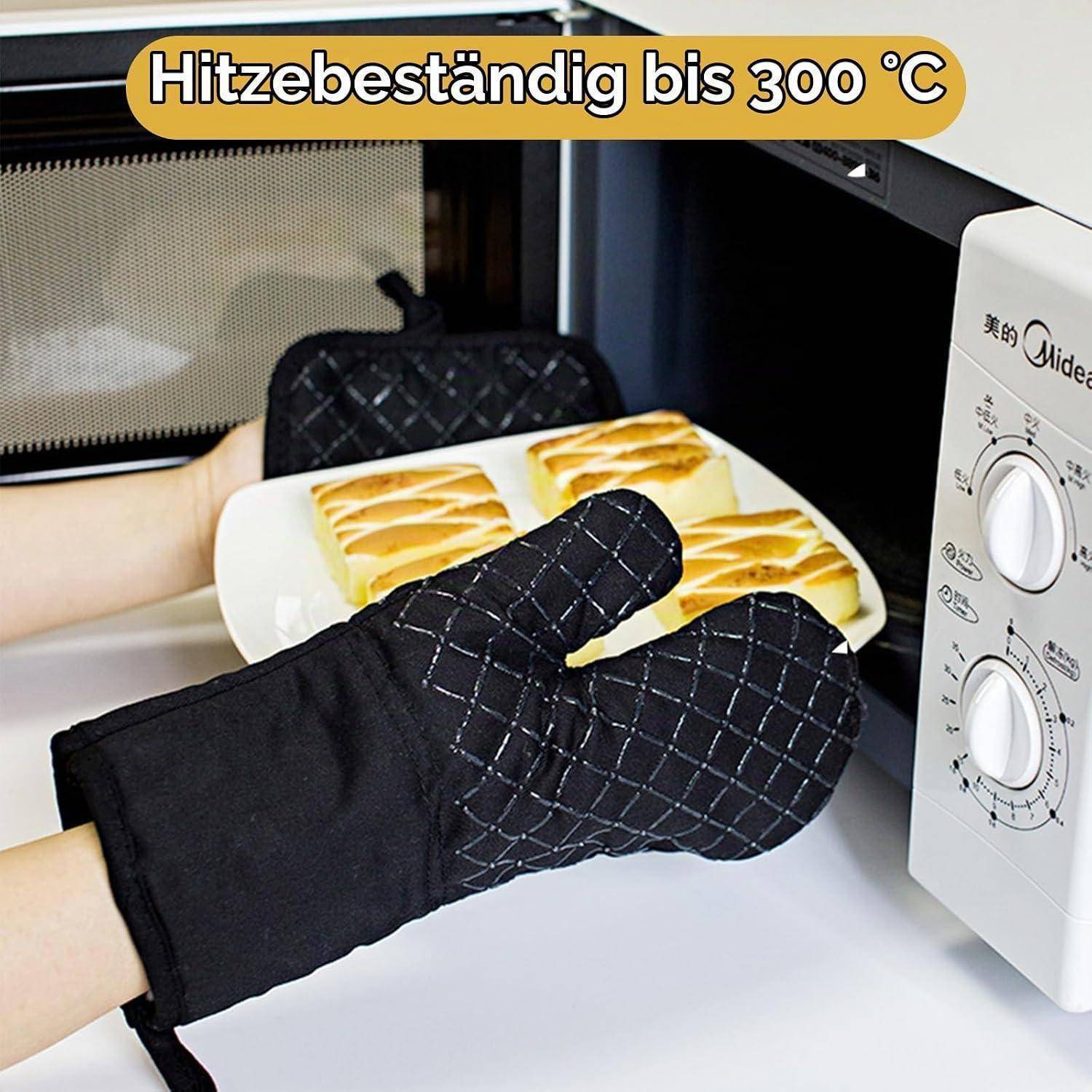 Person mit hitzebeständigen Ofenhandschuhen zieht ein Backblech aus einem Mikrowellenherd; Text sagt 