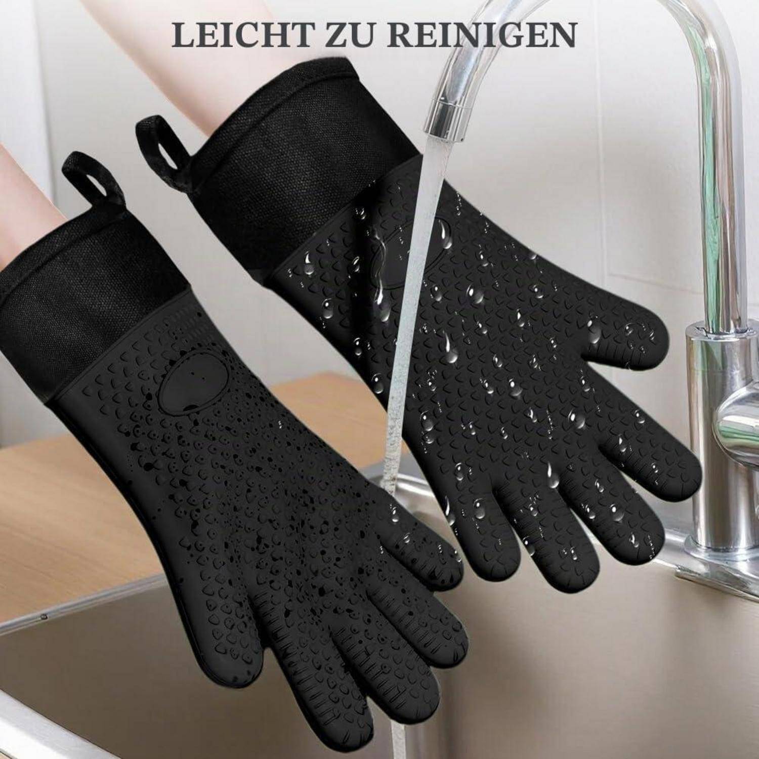 Zwei schwarze wasserdichte Reinigungshandschuhe unter fließendem Wasser an einem Waschbecken, mit deutschem Text 'LEICHT ZU REINIGEN' darüber.