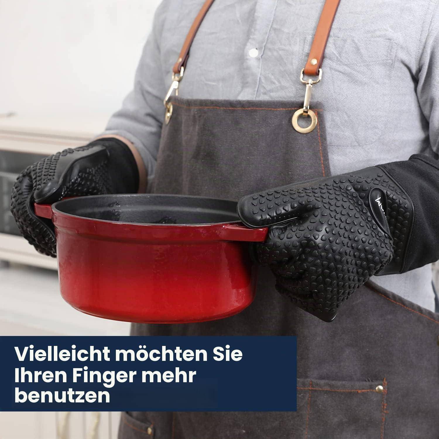 Person trägt Ofenhandschuhe und Schürze und hält einen roten Topf; Deutscher Text lautet „Vielleicht möchten Sie Ihren Finger mehr benutzen