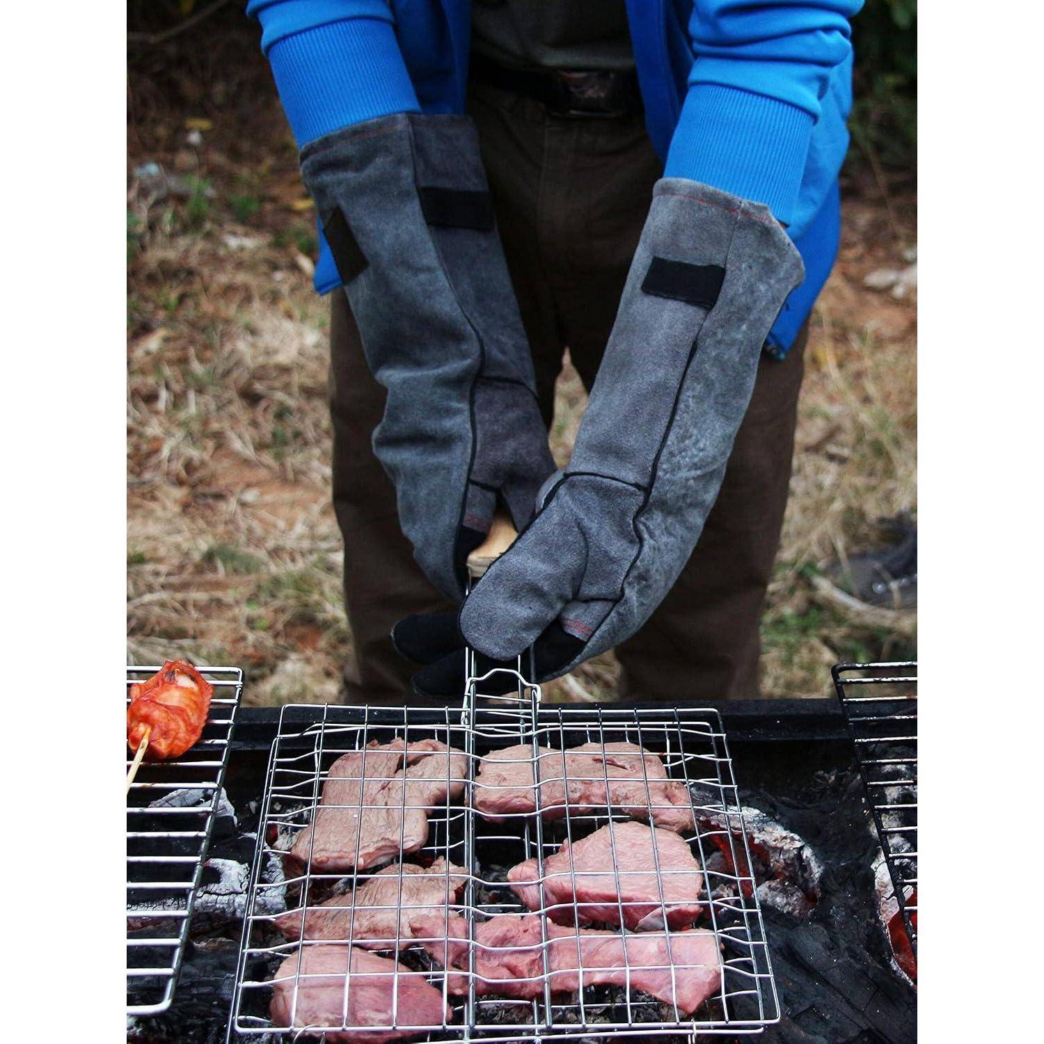 Eine Person trägt hitzebeständige Handschuhe und grillt mehrere Fleischstücke auf einem Grill über heißen Kohlen.