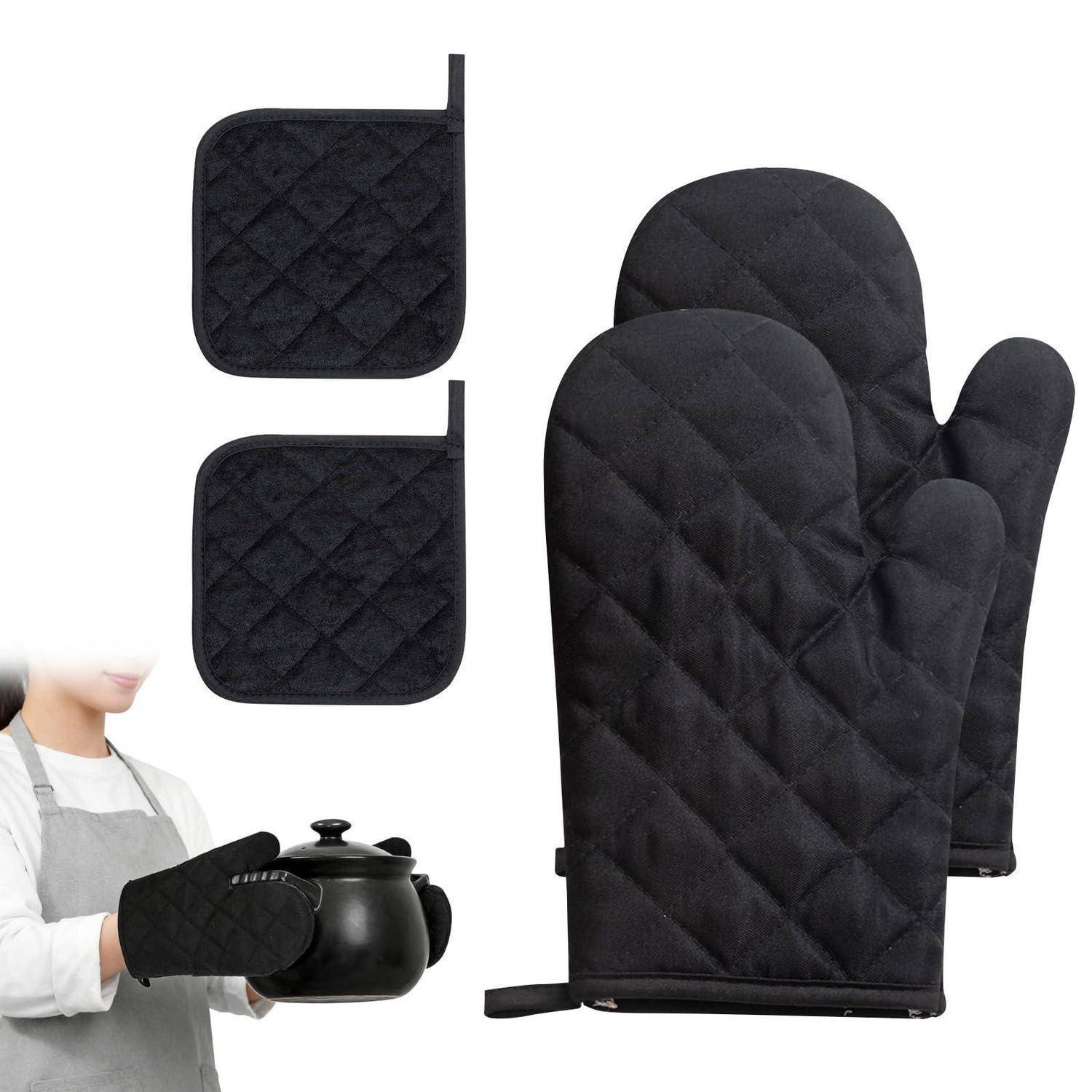 Schwarze gesteppte Ofenhandschuhe und Topflappen, gezeigt als Küchenset, mit einer Person, die eine heiße Teekanne zum Wärmeschutz hält.