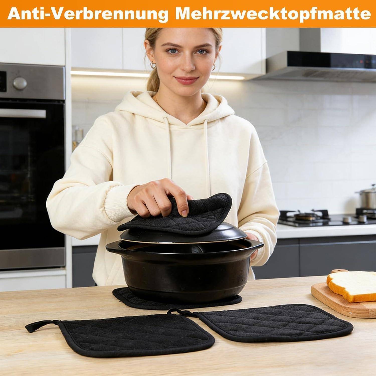 Frau in einer Küche verwendet schwarze hitzebeständige Matten zum Anfassen von heißen Töpfen und Pfannen; das Banner liest sich „Anti-Verbrennung Mehrzwecktopfmatte