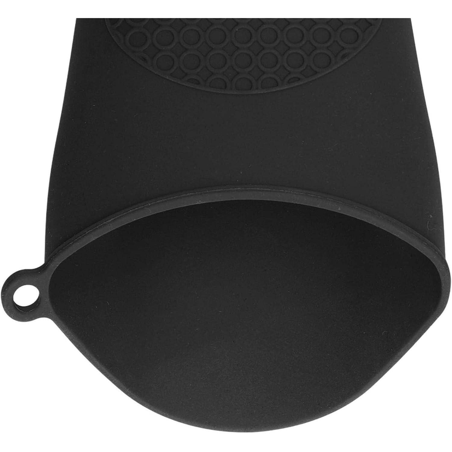 Schwarze Schutzkappe oder Schutzabdeckung aus Silikon mit einer kleinen Aufhängeschleife und strukturierter Oberseite, dargestellt vor weißem Hintergrund.