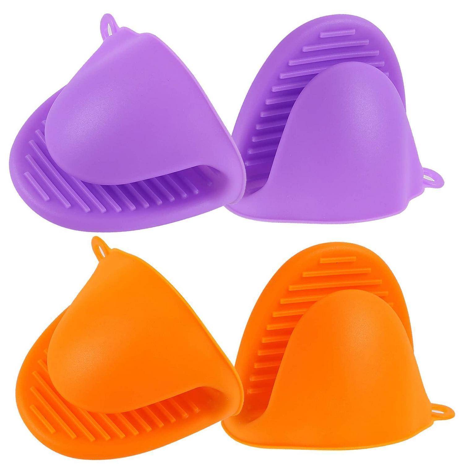Zwei Paar Silikon-Ofenhandschuhe in Lila und Orange, Vorder- und Seitenansicht auf weißem Hintergrund gezeigt.