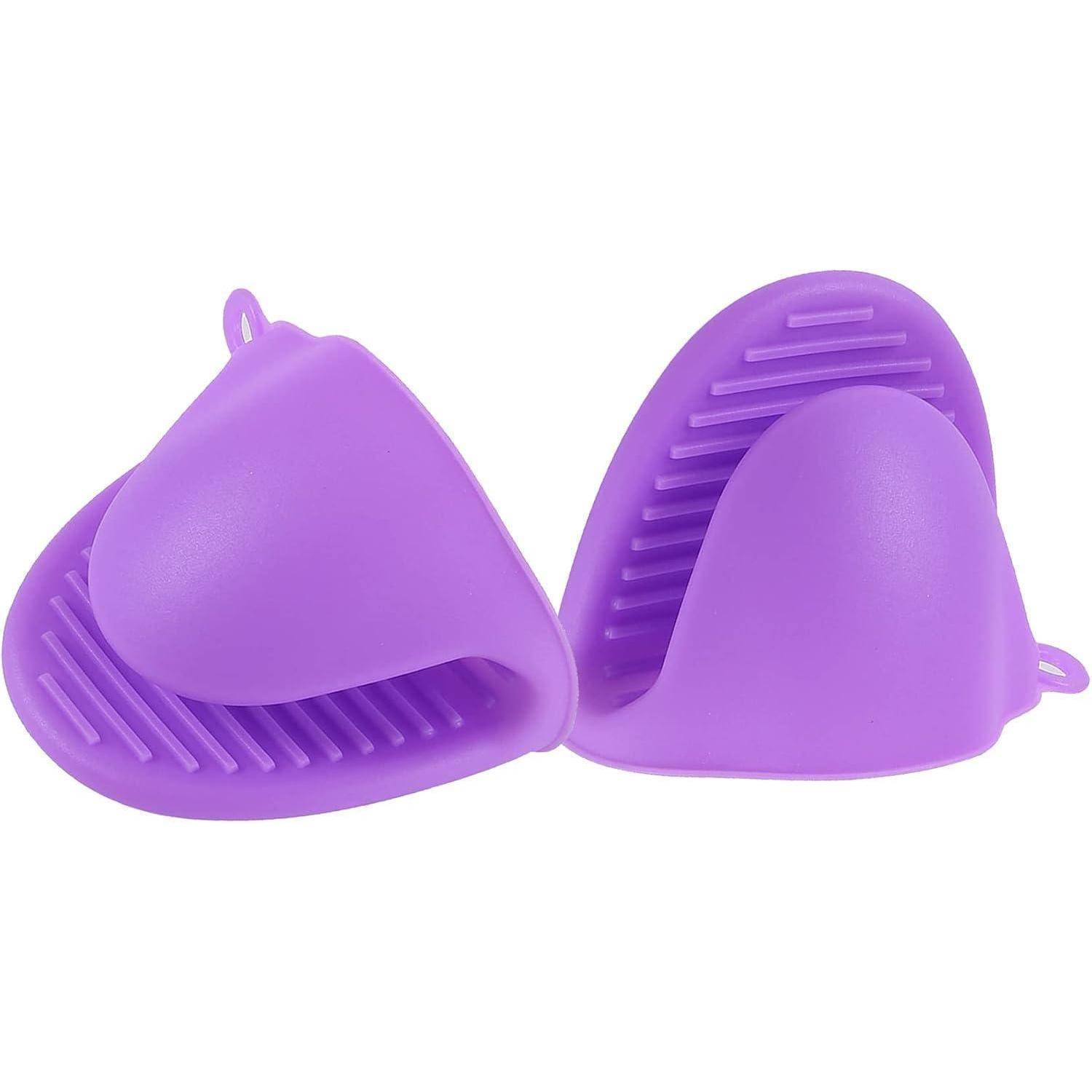 Zwei violette Silikonofenhandschuhe oder Topfuntersetzer mit strukturierten Griffoberflächen, nebeneinander auf weißem Hintergrund dargestellt.