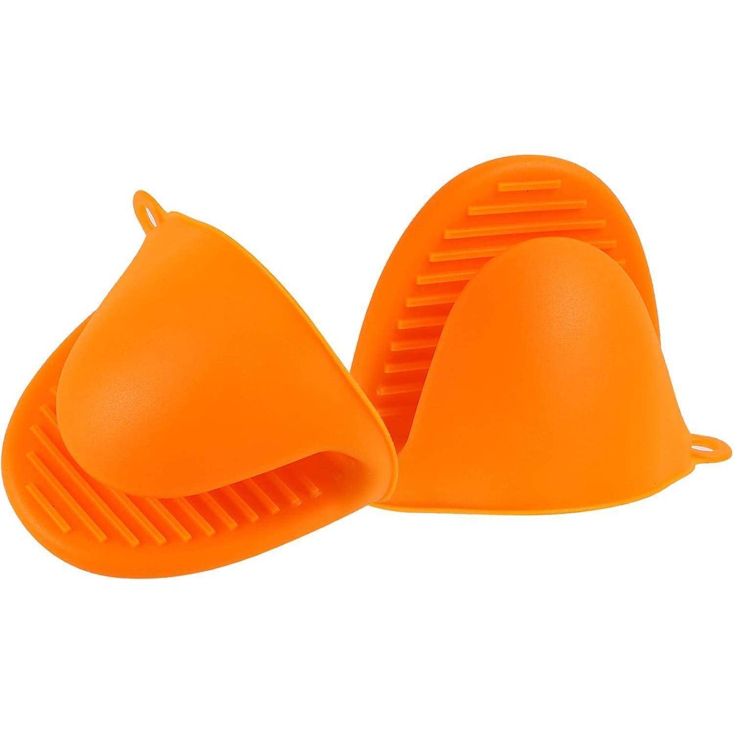 Paar leuchtend orangefarbener Silikon-Ofenhandschuhe auf weißem Hintergrund, nebeneinander angeordnet.