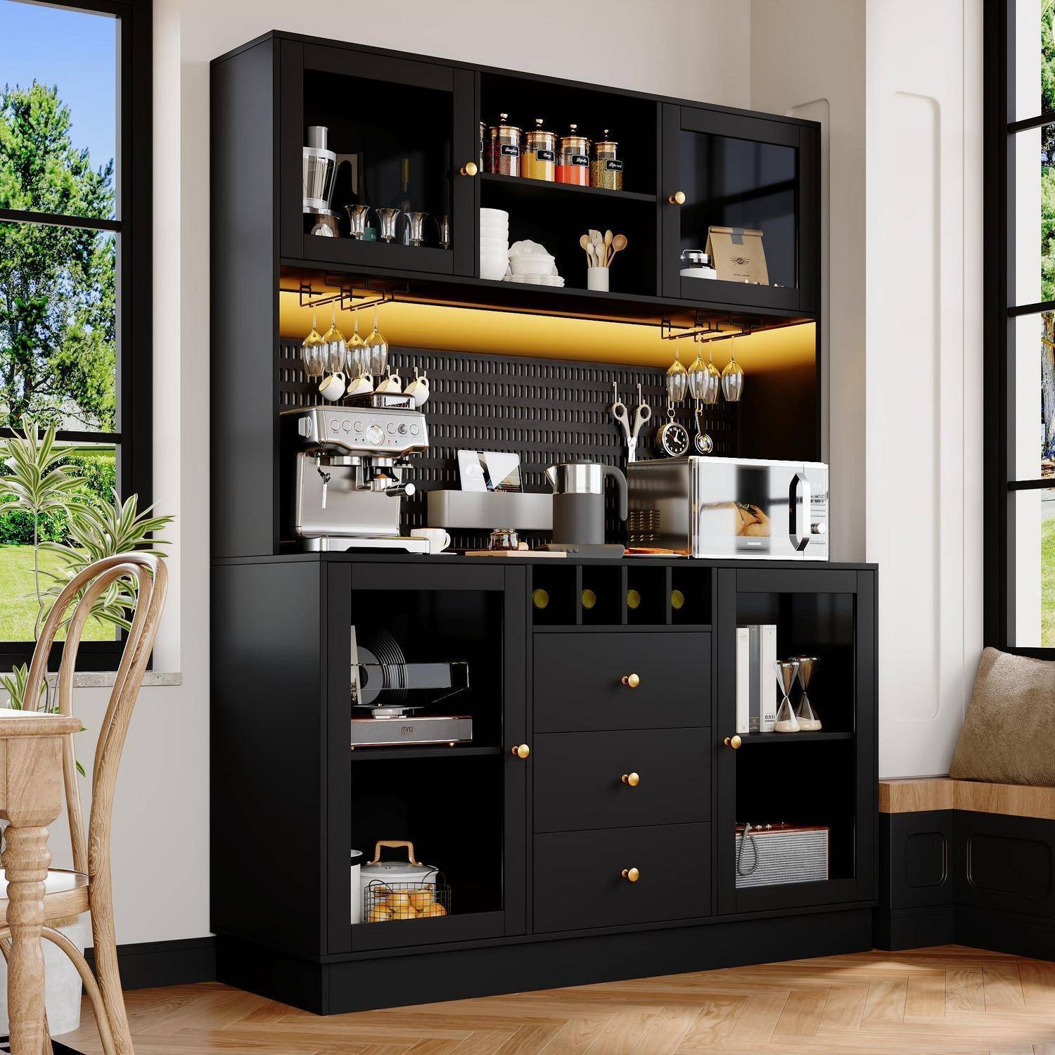 Schwarzer Hauskaffee-Bar-Schrank mit Tassen, Espressomaschine, Bechern, Utensilien, Glasregalen und warmem Unterboden-Licht in einem hellen Raum