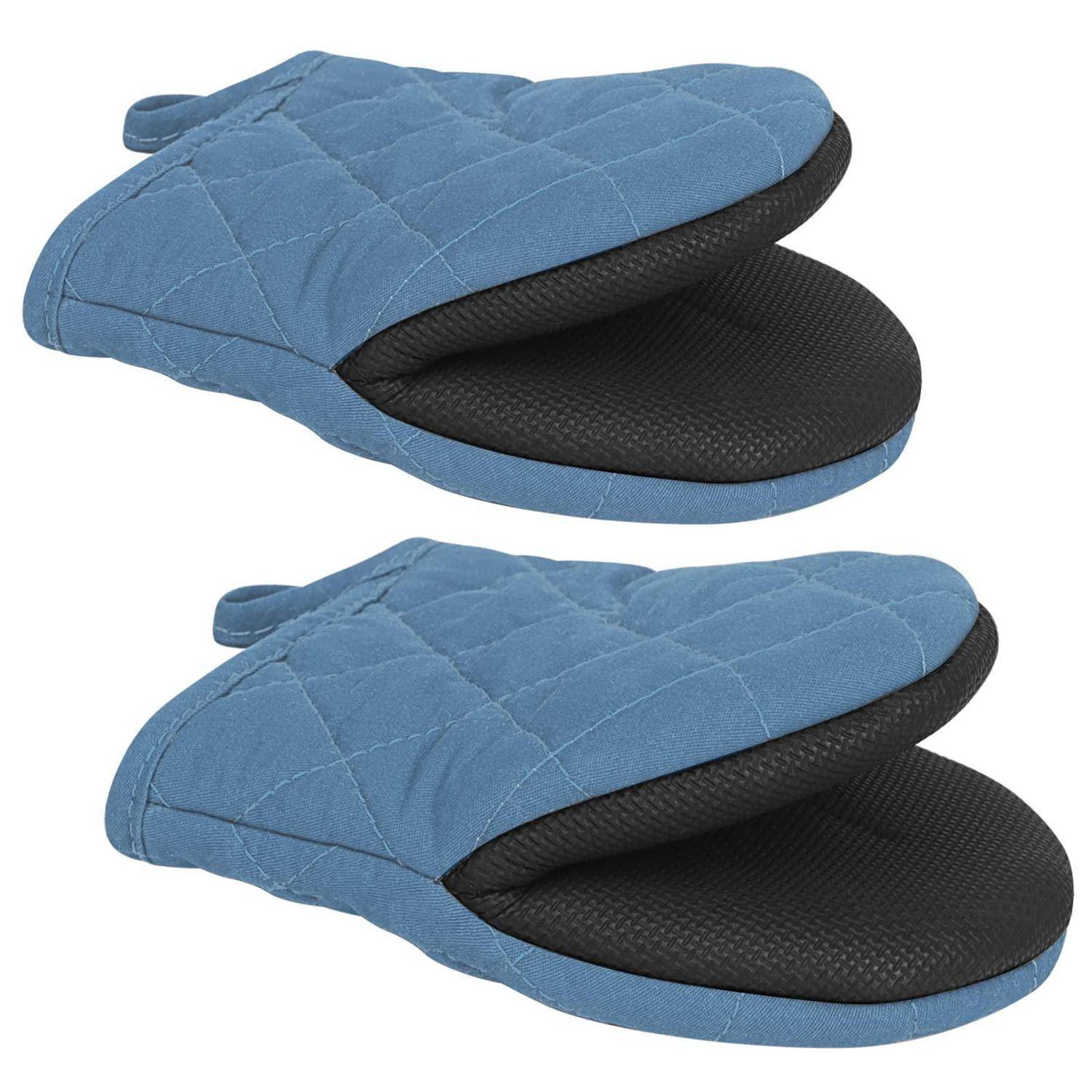 Zwei blaue gesteppte Ofenhandschuhe mit schwarzen strukturierten wärmeisolierenden Innenseiten, aufgeklappt dargestellt, um den gepolsterten Griff zu zeigen.