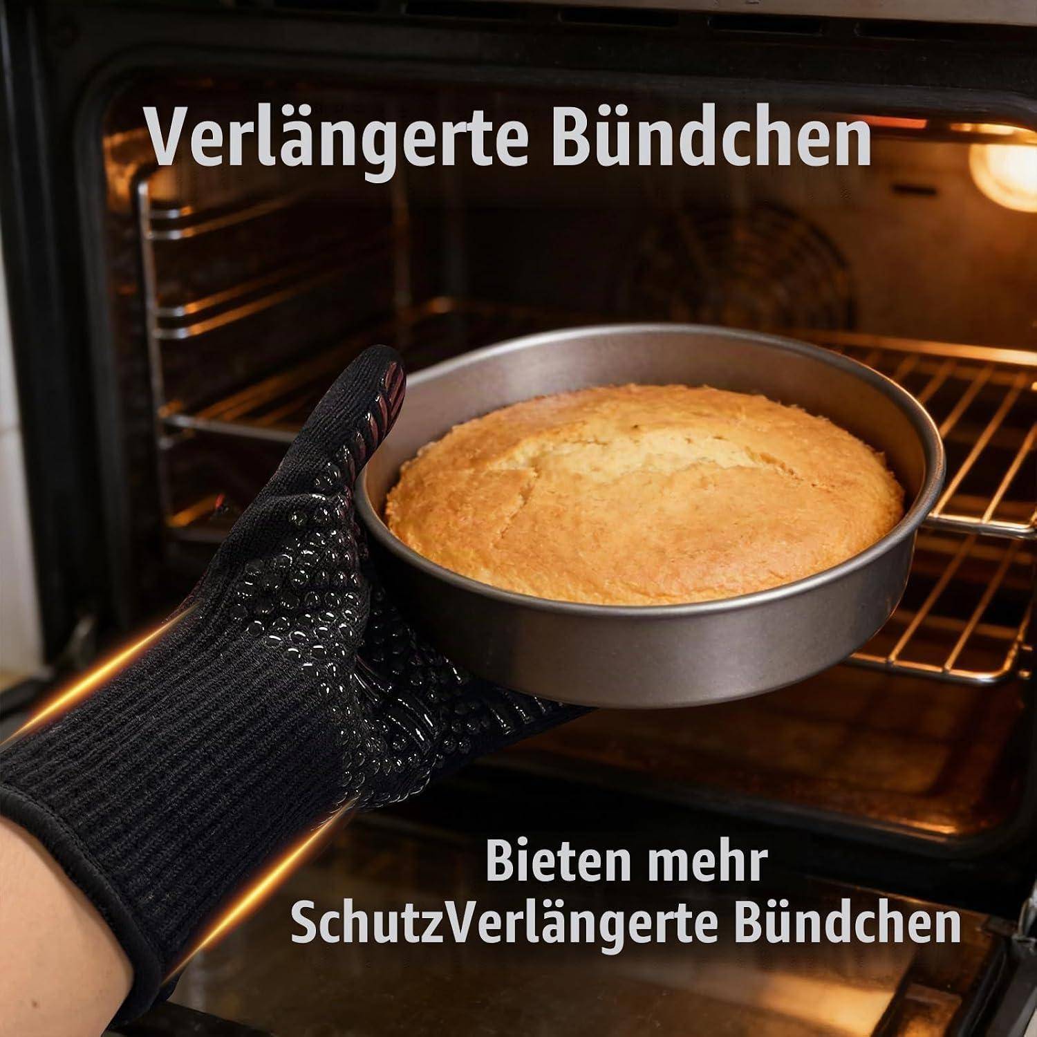 Ofenhandschuh hält eine runde Backform mit einem gebackenen Kuchen in einem Ofen; der Text sagt „Verlängerte Bündchen