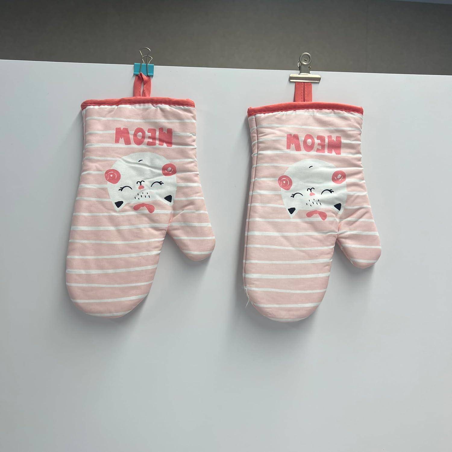 Zwei rosa gestreifte Ofenhandschuhe mit einem Cartoon-Gesicht und dem Wort „MEOW