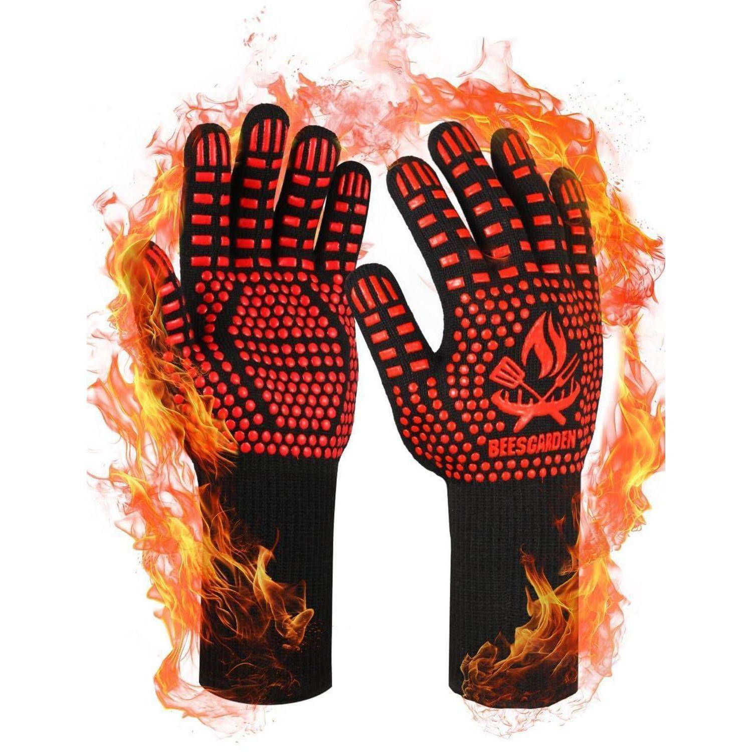 Paar schwarzer und roter hitzebeständiger Handschuhe mit gepunkteten Griffhandflächen, dargestellt umgeben von Flammen auf weißem Hintergrund.