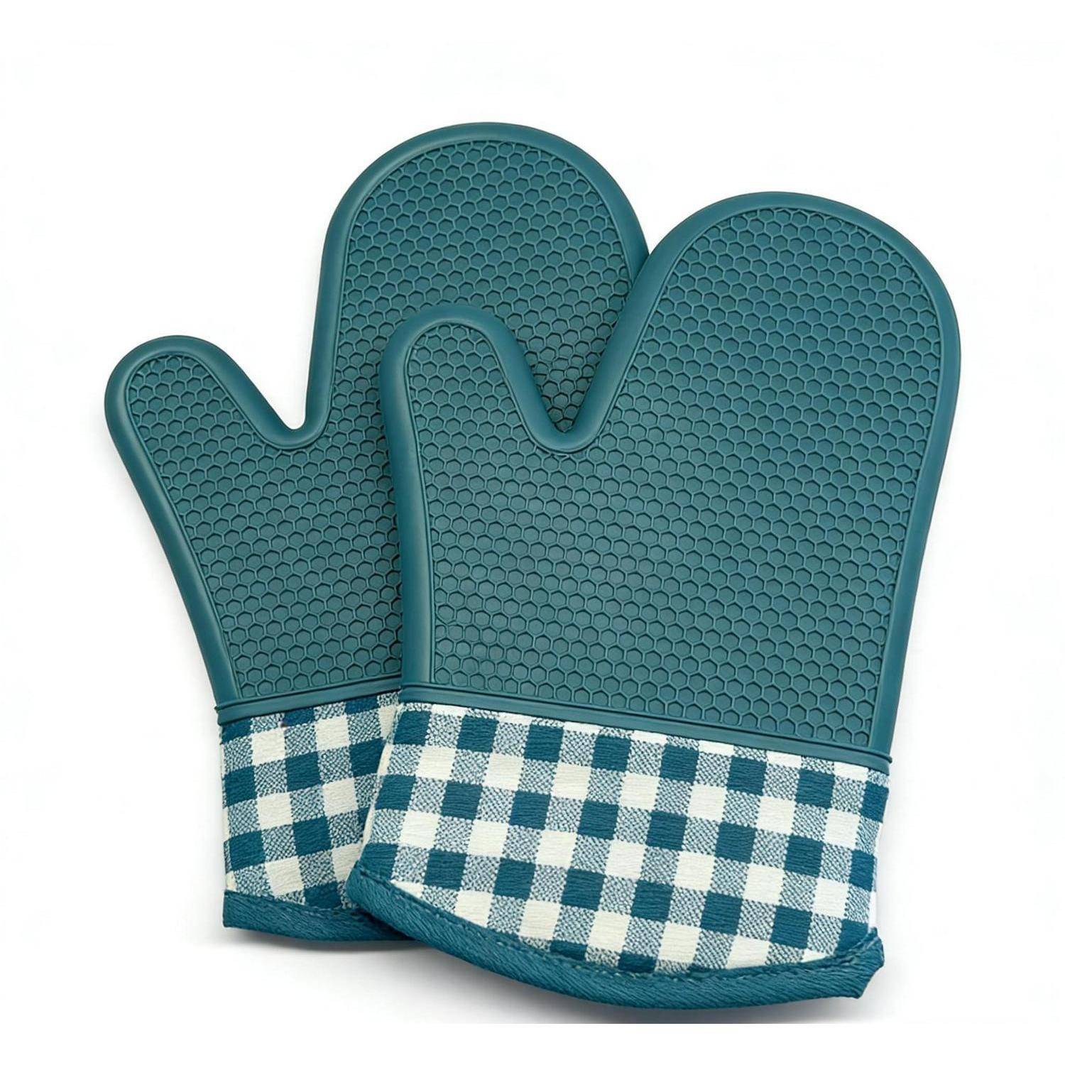 Ein Paar türkisfarbene Ofenhandschuhe mit kariertem weiß-blauem Bündchen auf weißem Hintergrund.