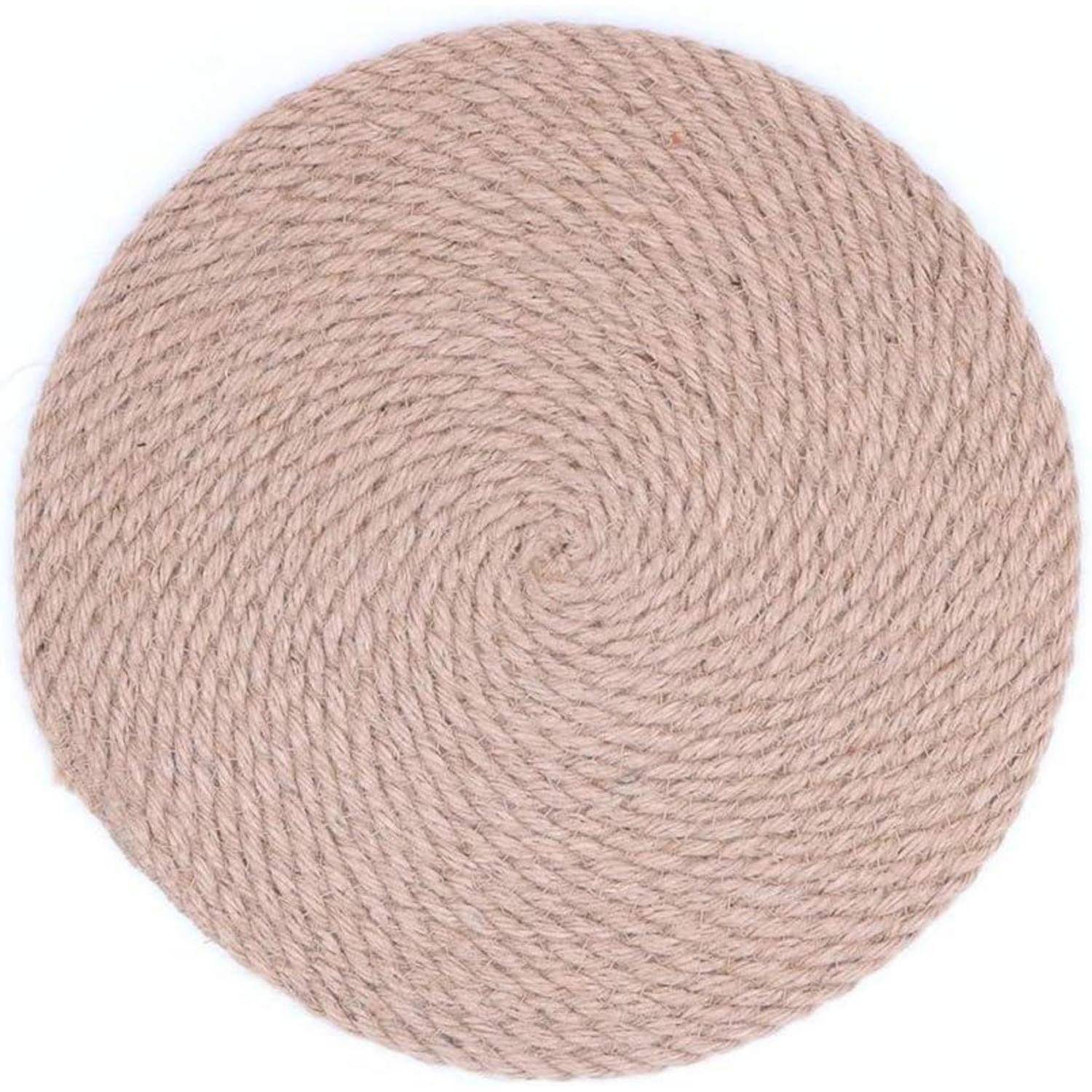 Runde beige geflochtene Seilunterlage oder aufgerollte Matte auf weißem Hintergrund.