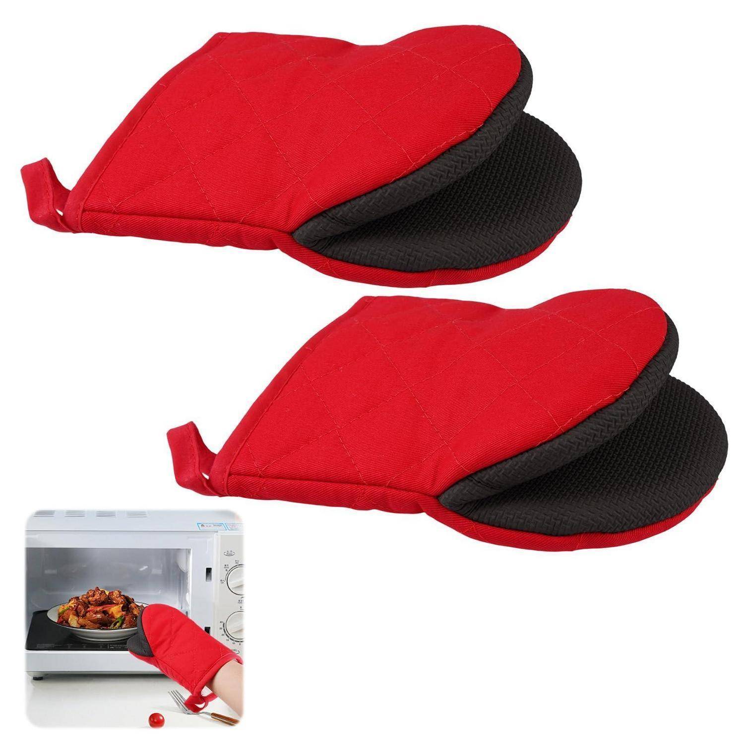 Paar rote gesteppte Ofenhandschuhe, mit einer Vergrößerung, die zeigt, wie einer davon verwendet wird, um ein heißes Gericht aus der Mikrowelle zu entnehmen.