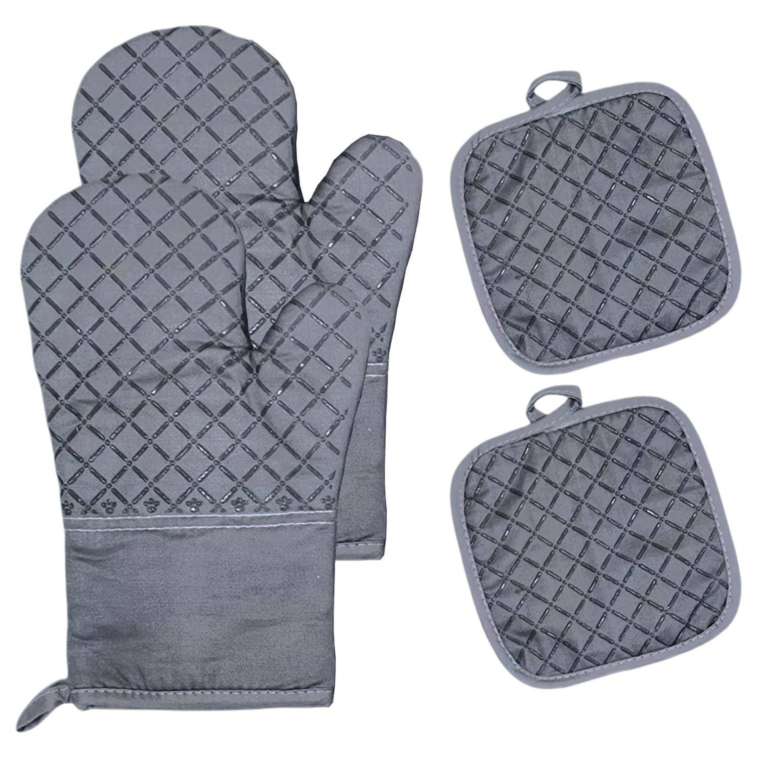 Graue gesteppte Ofenhandschuh mit zwei passenden quadratischen Topflappen auf weißem Hintergrund.