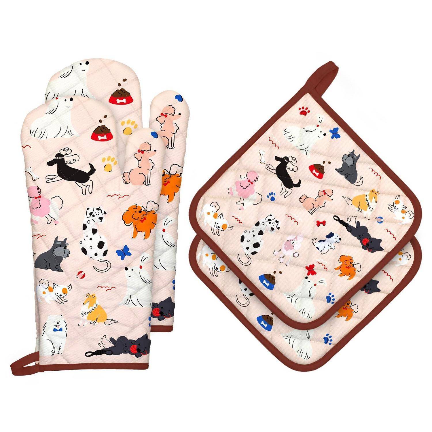 Paar gesteppter Ofenhandschuhe und passende Topflappen mit cremefarbenem Hintergrund und bunten Cartoon-Hunden sowie Pfotenenabdrücken, kantig mit braunem Besatz.