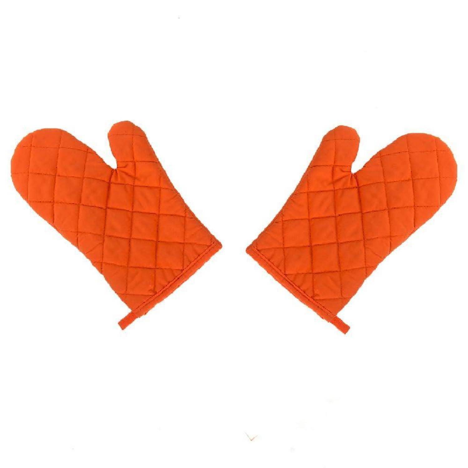 Paar orangefarbener gesteppter Ofenhandschuhe nebeneinander auf weißem Hintergrund angezeigt.