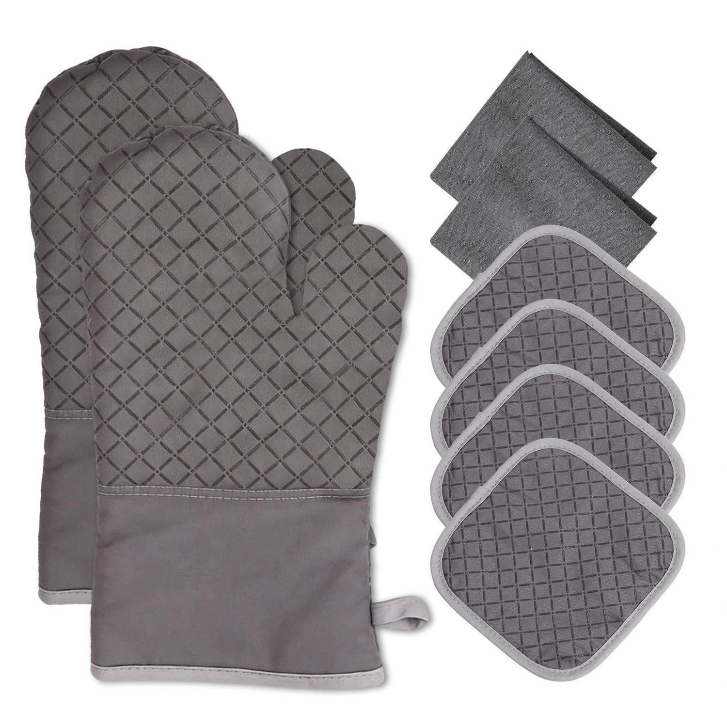 Graue gesteppte Ofenhandschuhe und passende Topflappen Set auf weißem Hintergrund.