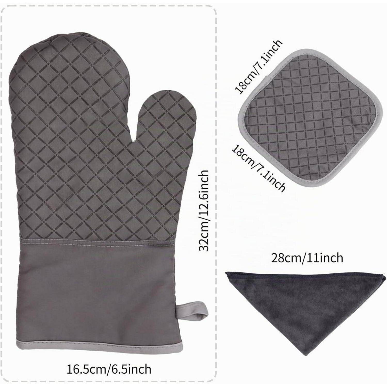 Grauer gesteppter Ofenhandschuh, passendes quadratisches Topflappen und dreieckiger Untersetzer mit Größenangaben gezeigt.