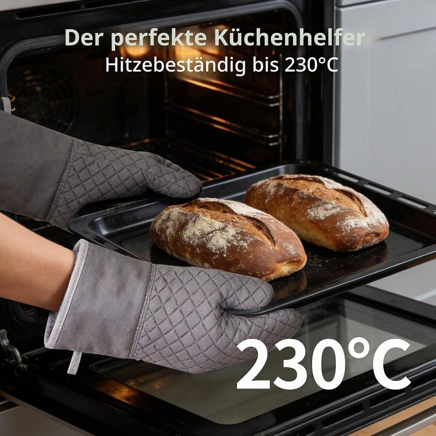 Ofenhandschuhe halten ein Backblech mit zwei Laiben in einem Ofen; deutscher Text sagt „Der perfekte Küchenhelfer